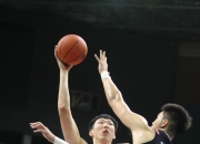 熊猫体育- 冰球友谊赛焦点战：关东雄狮队大胜中原雷豹队，外线火力全开。反击锐度十足