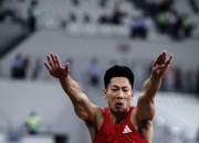 熊猫直播- 田径邀请赛掀起高潮，中原旋风队逆转东海麒麟队，高压逼抢奏功——临场应变见真章