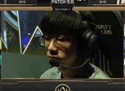 熊猫体育-TL带队取胜！，Ning重要时刻战术调整赛场气氛高涨(theshy上台领奖回头看ning照片)